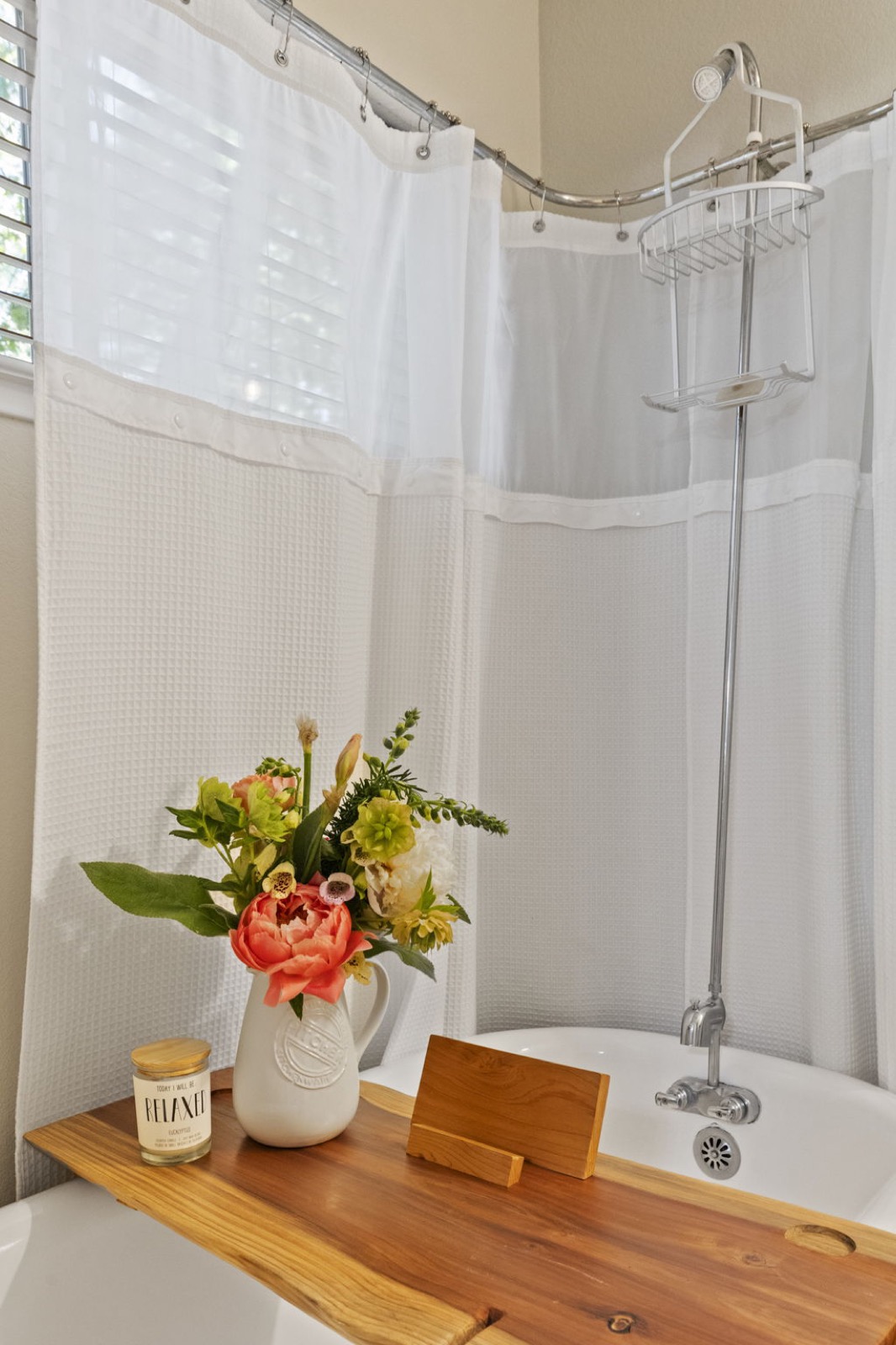 Bear-claw soaking tub
