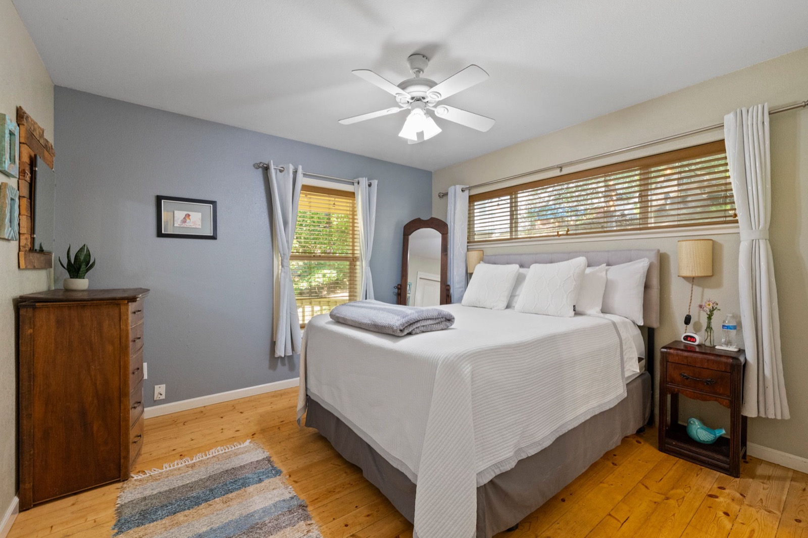 Master bedroom, queen bed